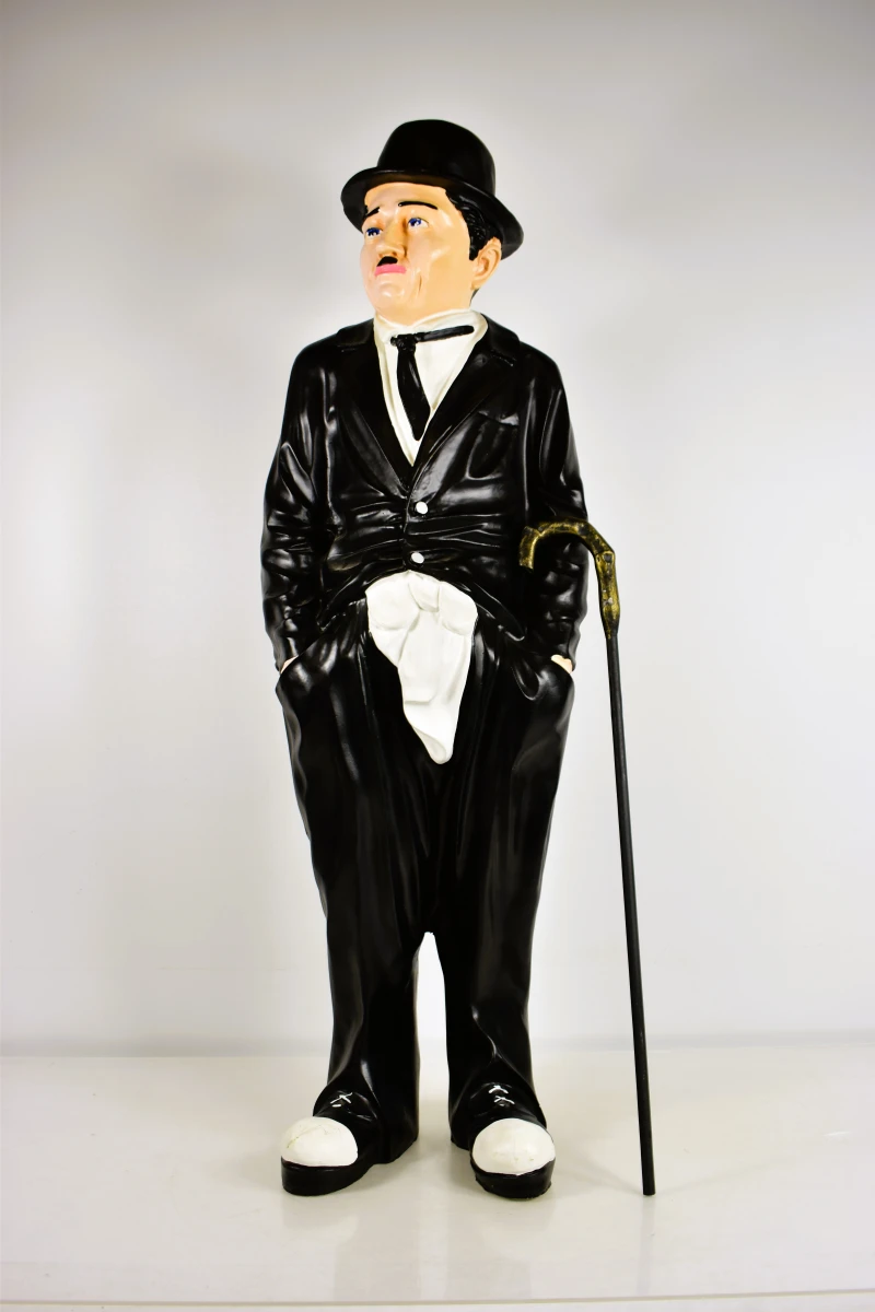 Beeld van Charlie Chaplin met hoed en wandelstok