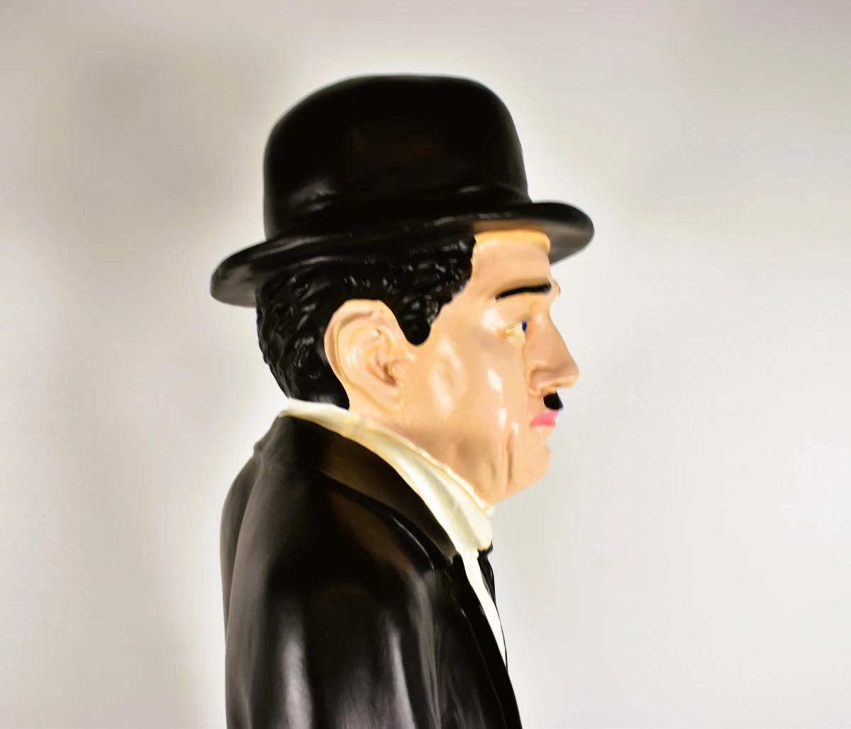 Beeld van Charlie Chaplin met hoed en wandelstok