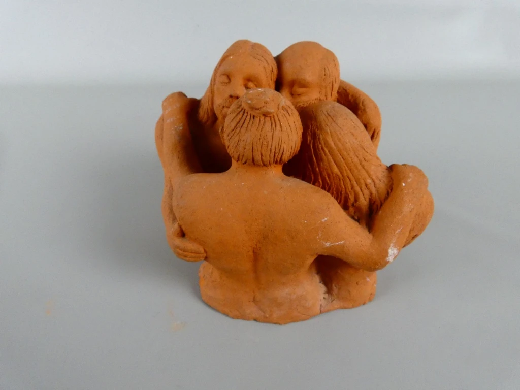 Terracotta beeld van omhelzende figuren