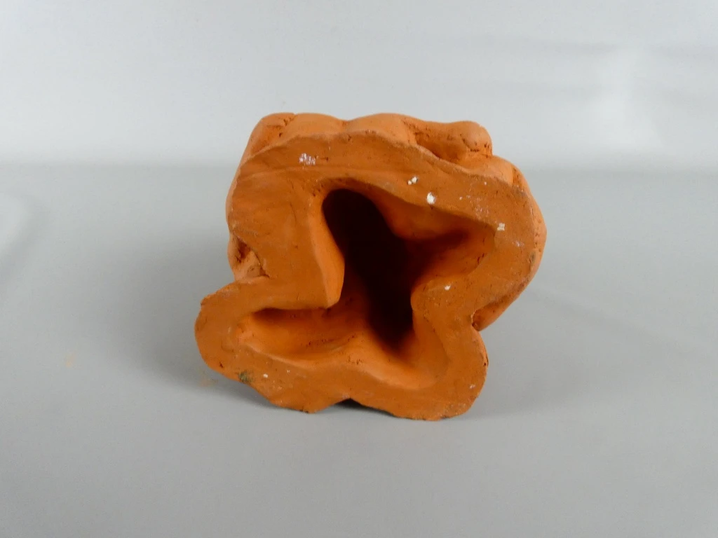 Terracotta beeld van omhelzende figuren
