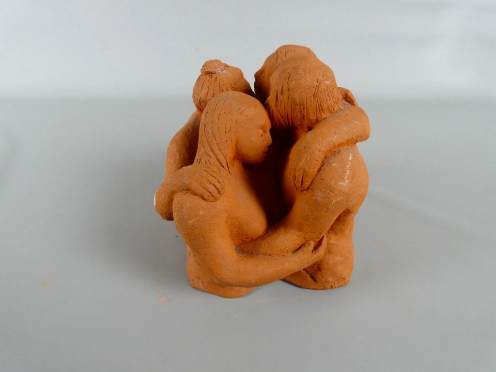 Terracotta beeld van omhelzende figuren