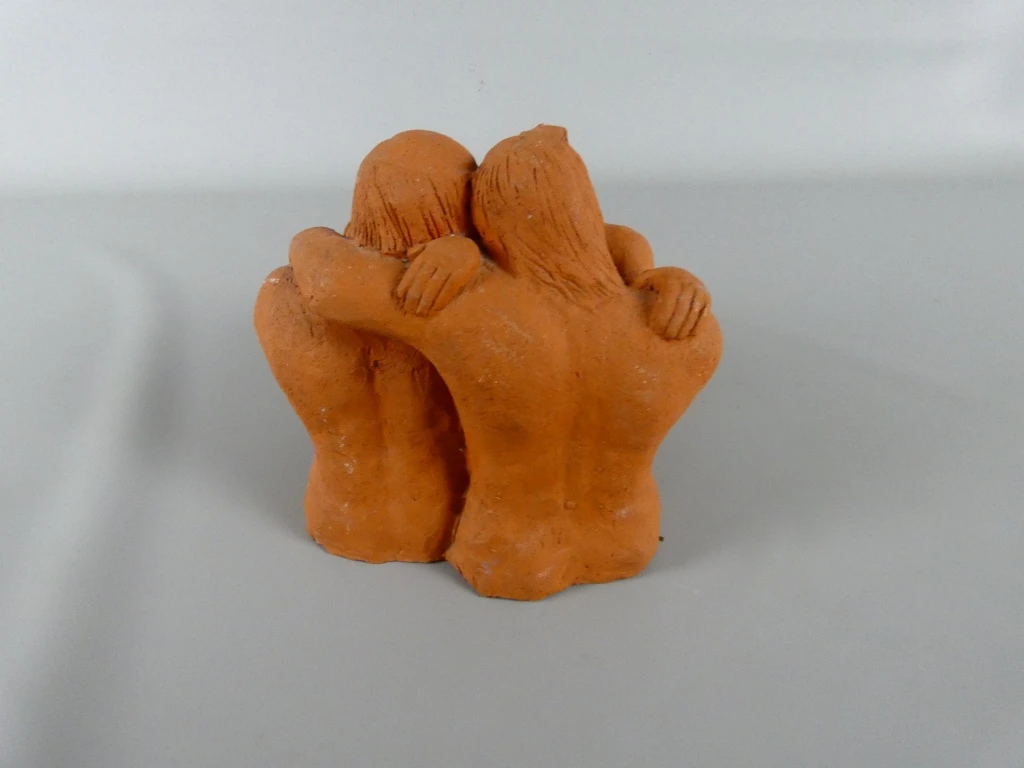 Terracotta beeld van omhelzende figuren