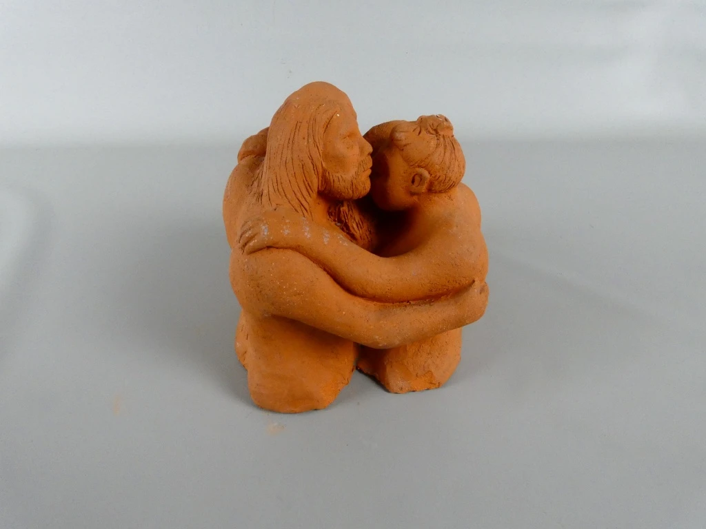 Terracotta beeld van omhelzende figuren