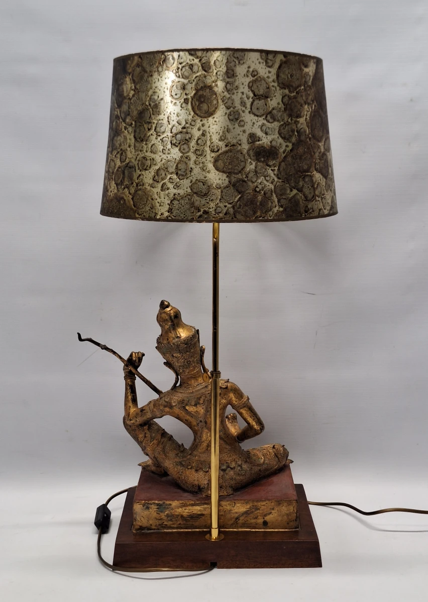 Vintage Thaise tafellamp met tempelmuzikant - verguld brons - Hollywood Regency stijl