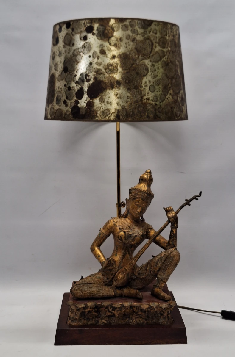Vintage Thaise tafellamp met tempelmuzikant - verguld brons - Hollywood Regency stijl