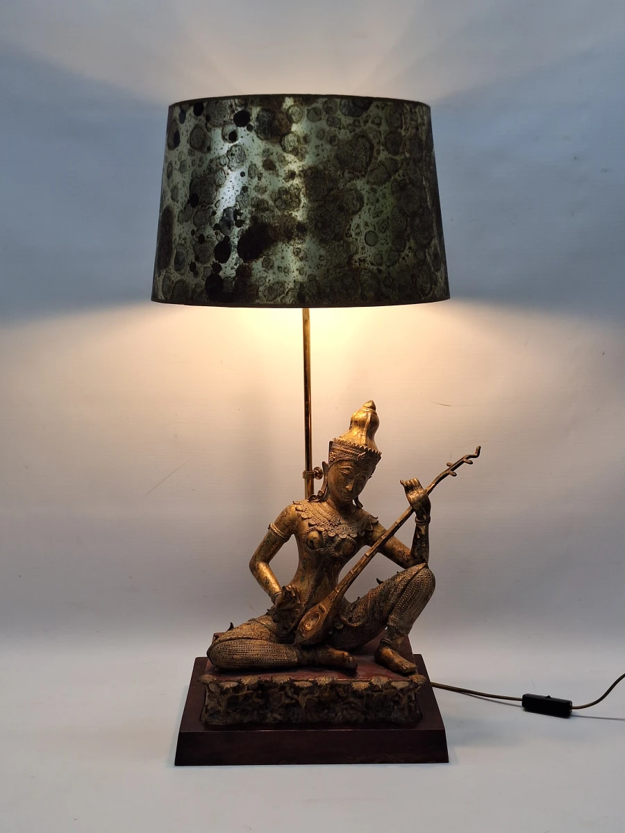 Vintage Thaise tafellamp met tempelmuzikant - verguld brons - Hollywood Regency stijl