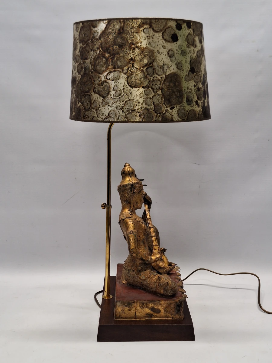 Vintage Thaise tafellamp met tempelmuzikant - verguld brons - Hollywood Regency stijl
