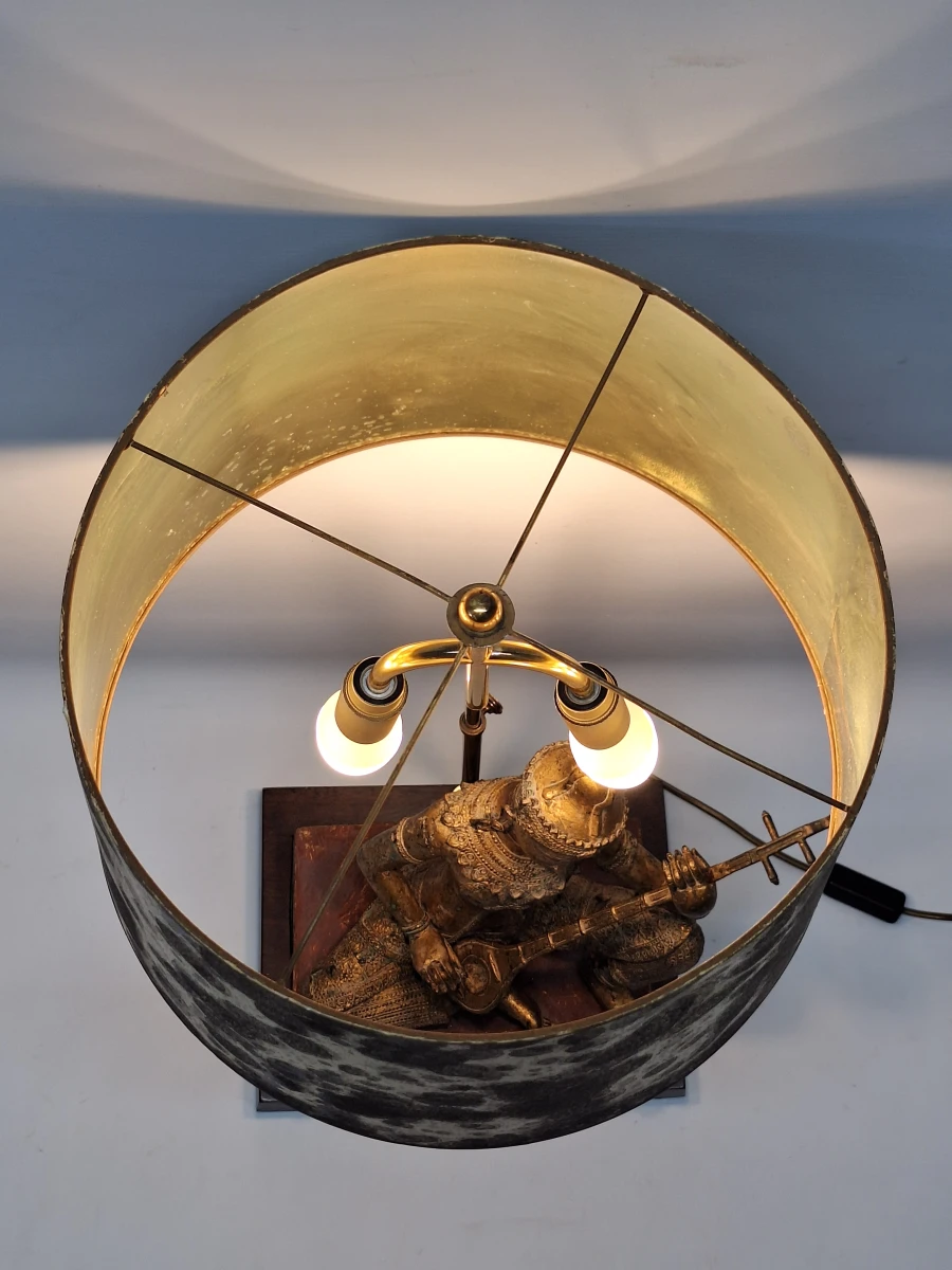 Vintage Thaise tafellamp met tempelmuzikant - verguld brons - Hollywood Regency stijl