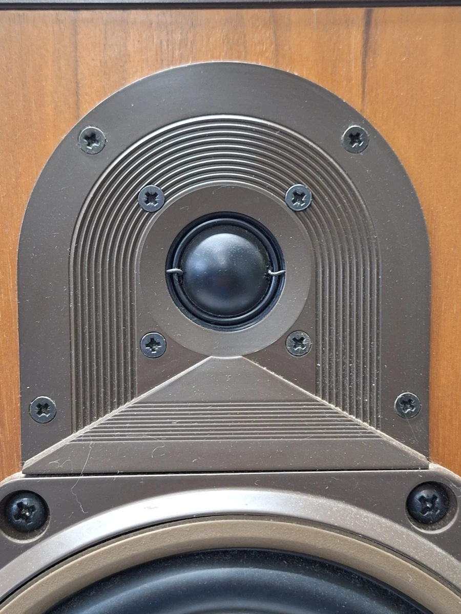 Legendarische Bowers & Wilkins DM2000 – Britse High-End Vloerluidsprekers met Kevlar Drivers & ETD Technologie