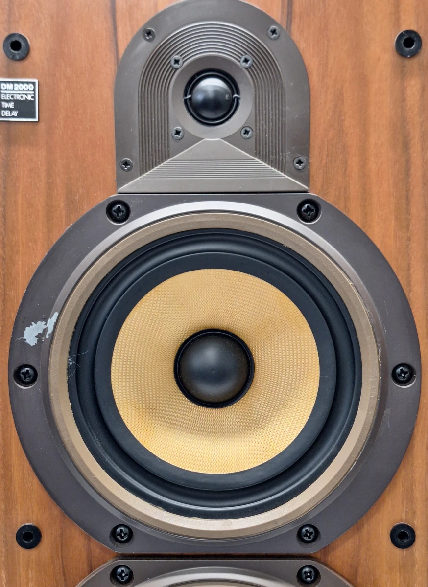 Legendarische Bowers & Wilkins DM2000 – Britse High-End Vloerluidsprekers met Kevlar Drivers & ETD Technologie