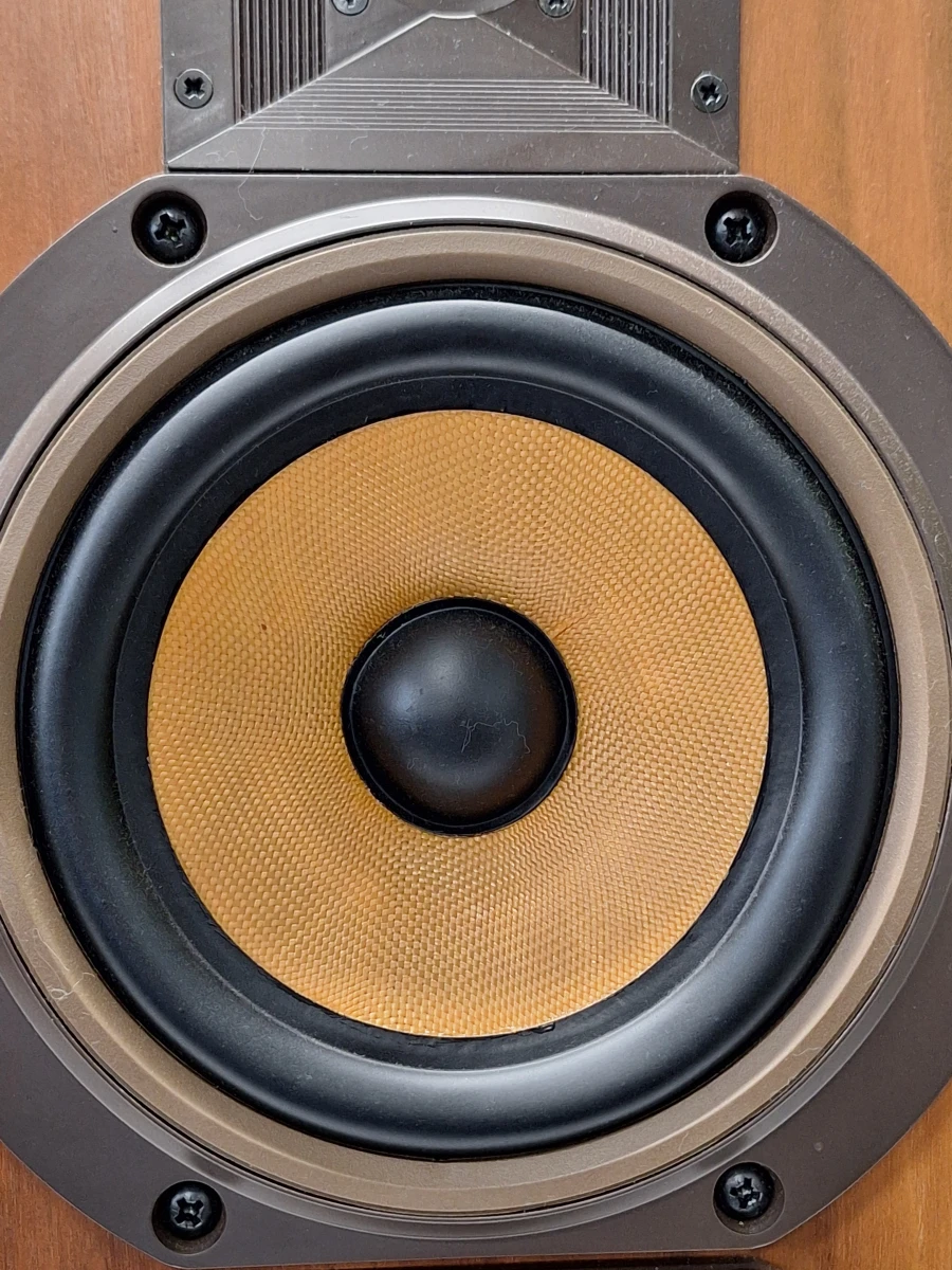Legendarische Bowers & Wilkins DM2000 – Britse High-End Vloerluidsprekers met Kevlar Drivers & ETD Technologie
