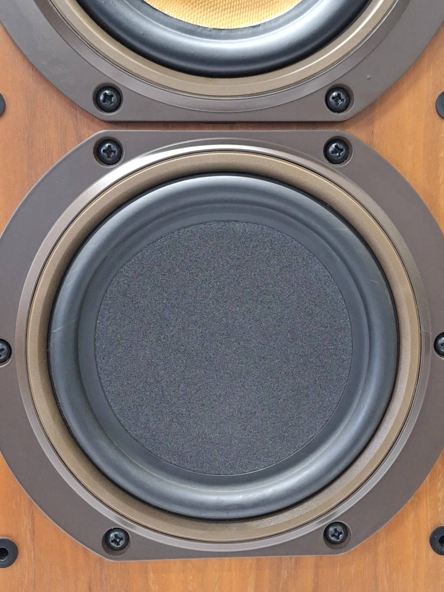 Legendarische Bowers & Wilkins DM2000 – Britse High-End Vloerluidsprekers met Kevlar Drivers & ETD Technologie