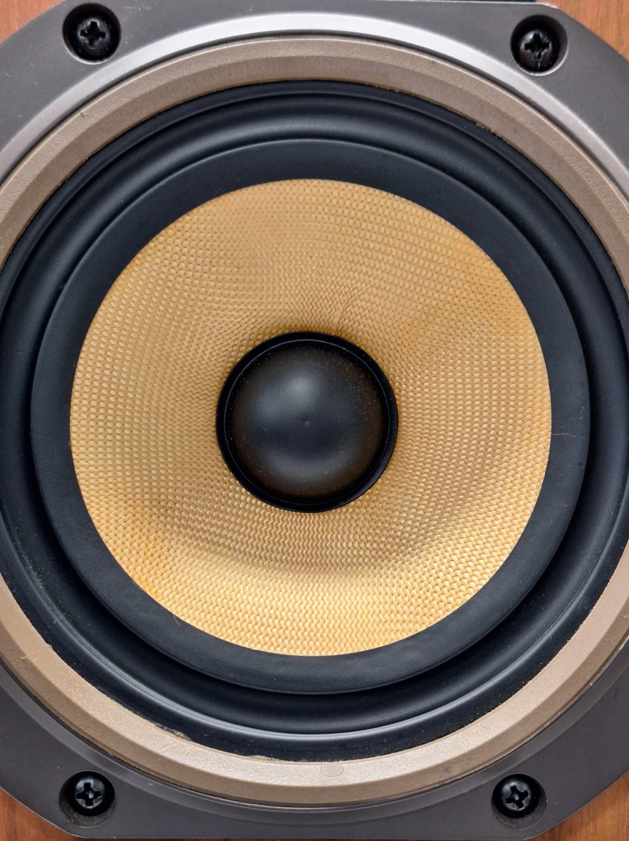 Legendarische Bowers & Wilkins DM2000 – Britse High-End Vloerluidsprekers met Kevlar Drivers & ETD Technologie
