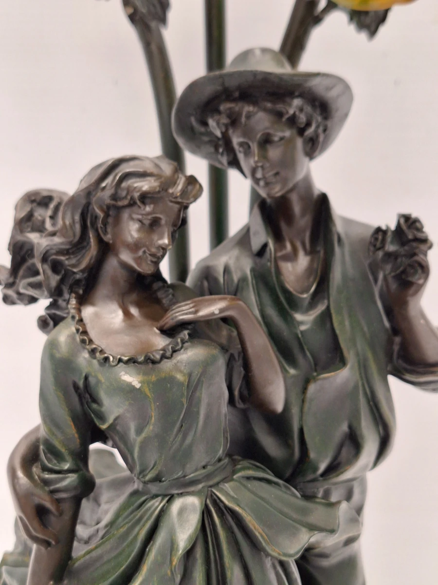 Romantische vintage tafellamp in Art Nouveau-stijl met drie glazen bloemkelken
