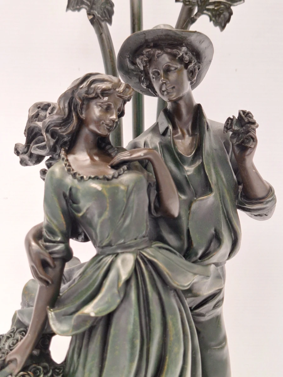 Romantische vintage tafellamp in Art Nouveau-stijl met drie glazen bloemkelken