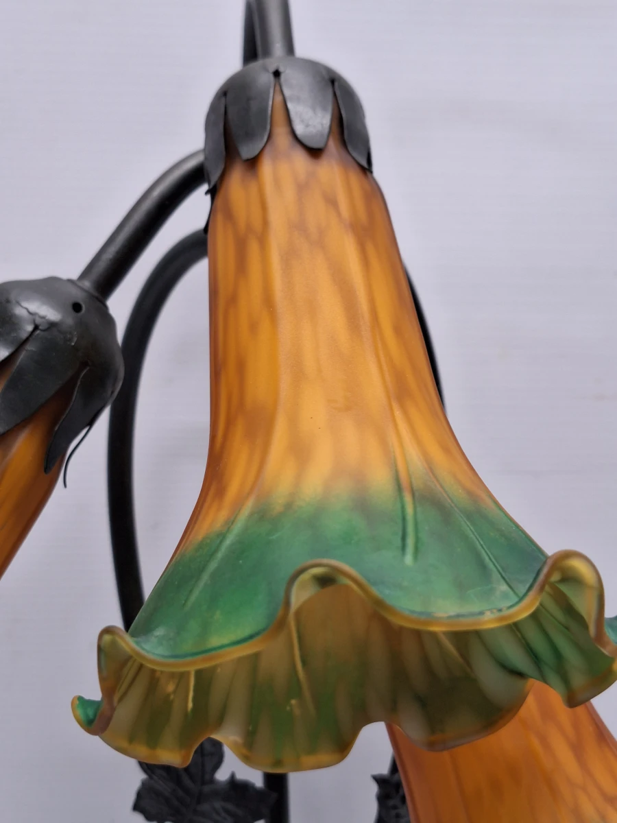Romantische vintage tafellamp in Art Nouveau-stijl met drie glazen bloemkelken