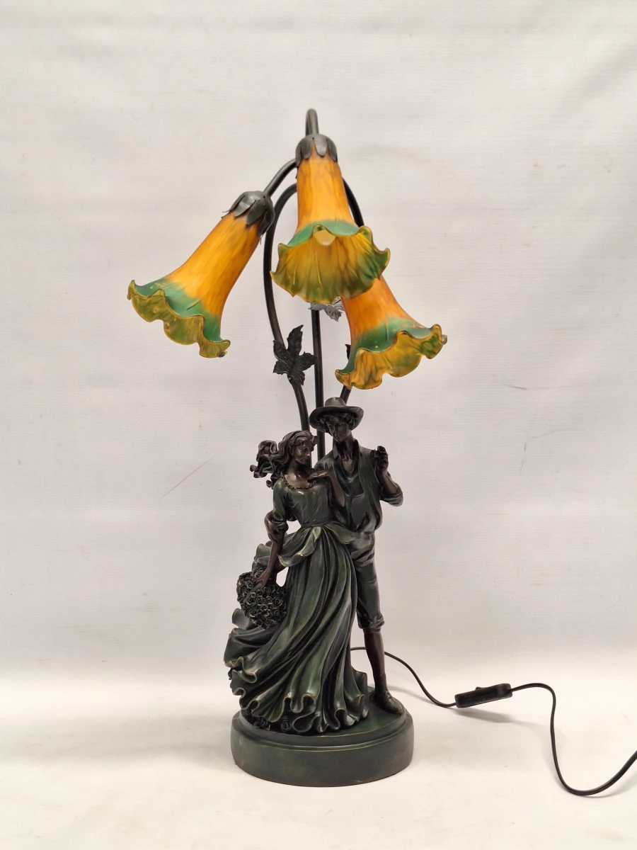 Romantische vintage tafellamp in Art Nouveau-stijl met drie glazen bloemkelken