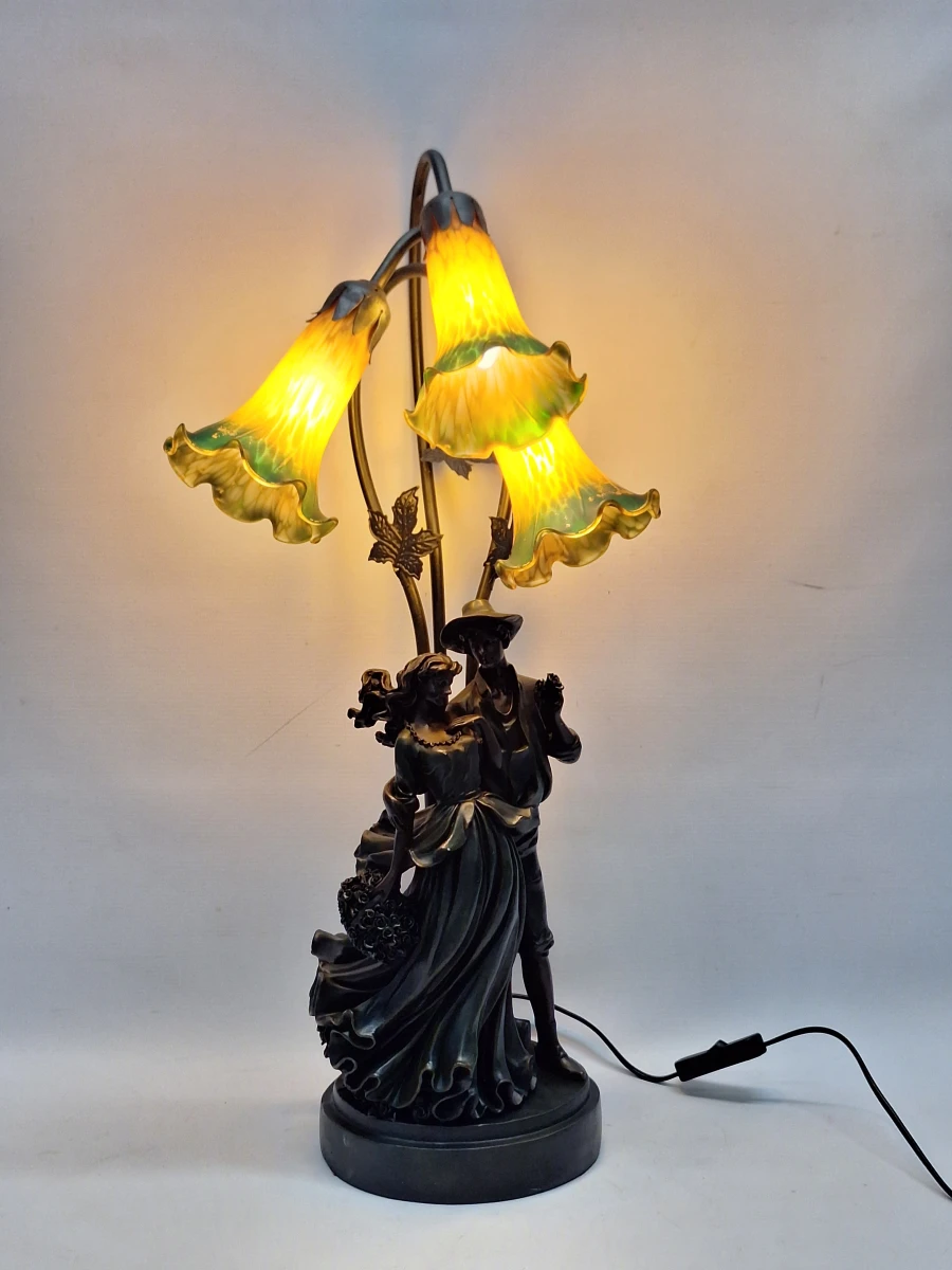 Romantische vintage tafellamp in Art Nouveau-stijl met drie glazen bloemkelken