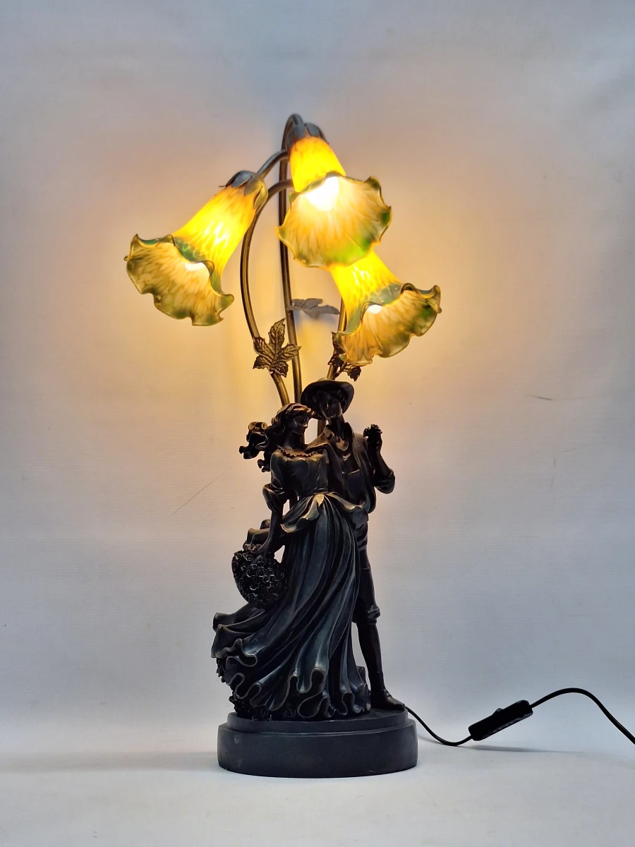 Romantische vintage tafellamp in Art Nouveau-stijl met drie glazen bloemkelken