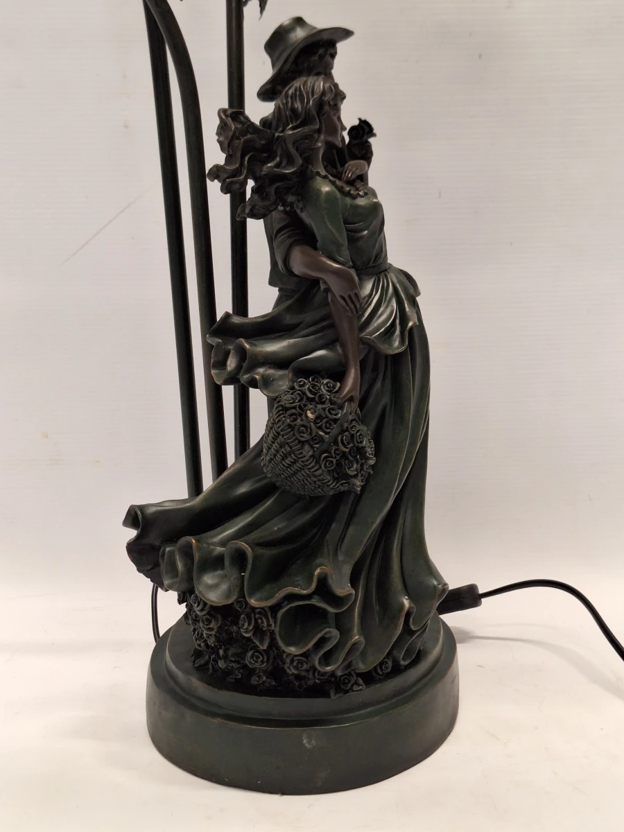 Romantische vintage tafellamp in Art Nouveau-stijl met drie glazen bloemkelken