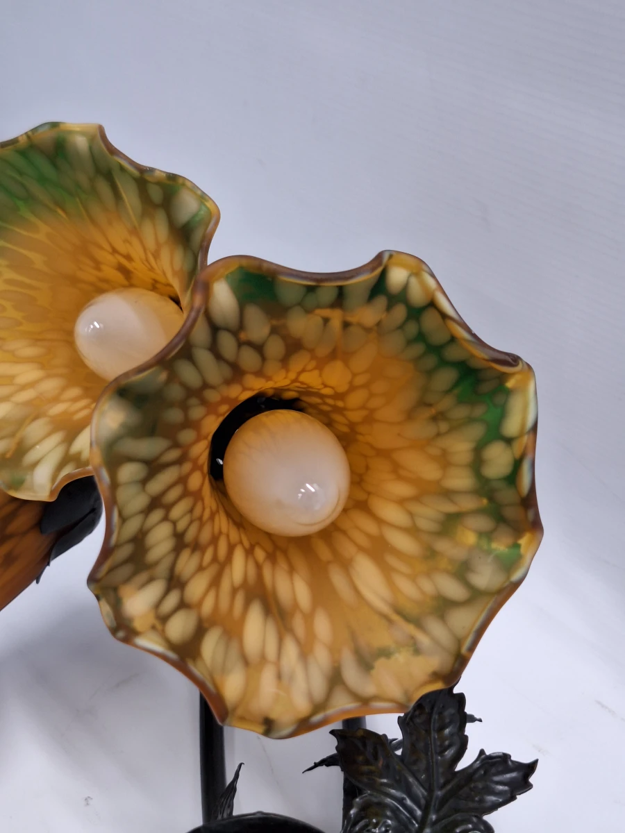 Romantische vintage tafellamp in Art Nouveau-stijl met drie glazen bloemkelken