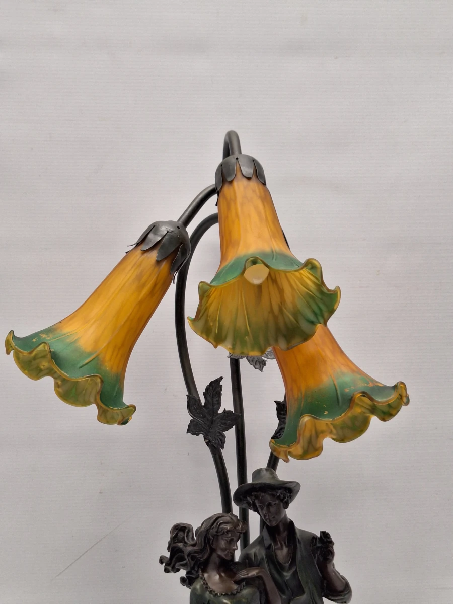 Romantische vintage tafellamp in Art Nouveau-stijl met drie glazen bloemkelken