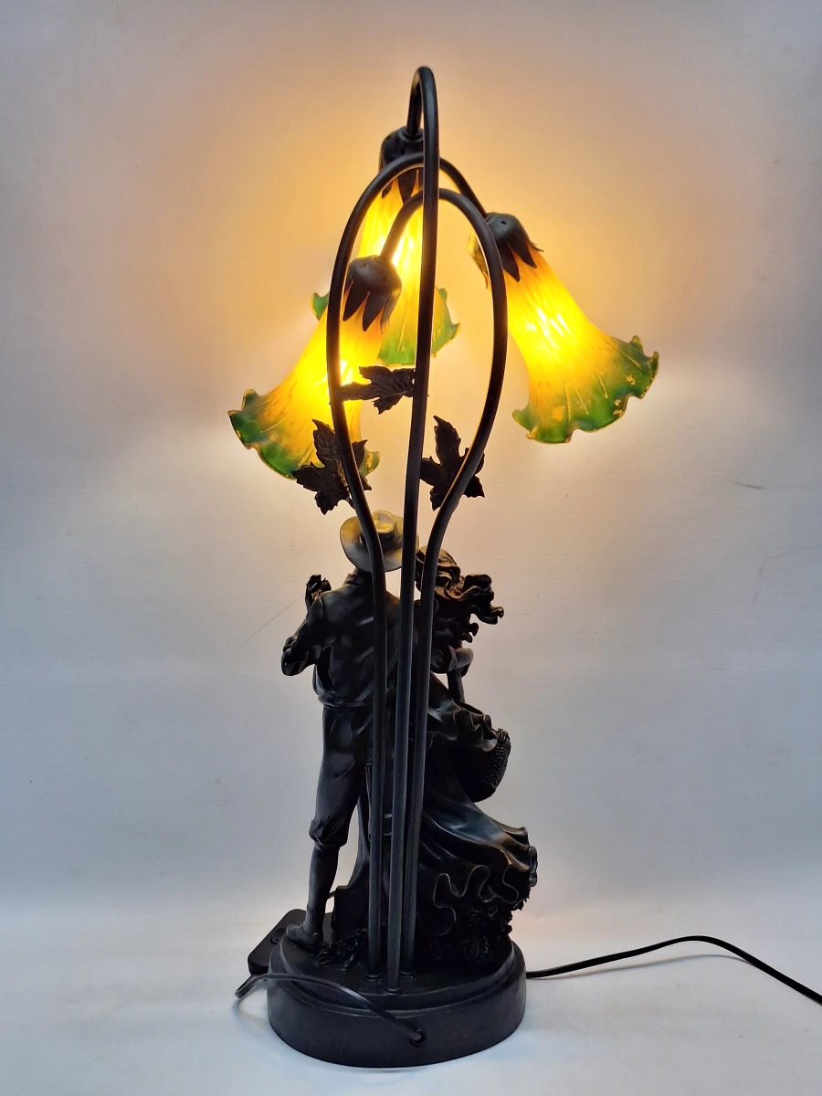 Romantische vintage tafellamp in Art Nouveau-stijl met drie glazen bloemkelken