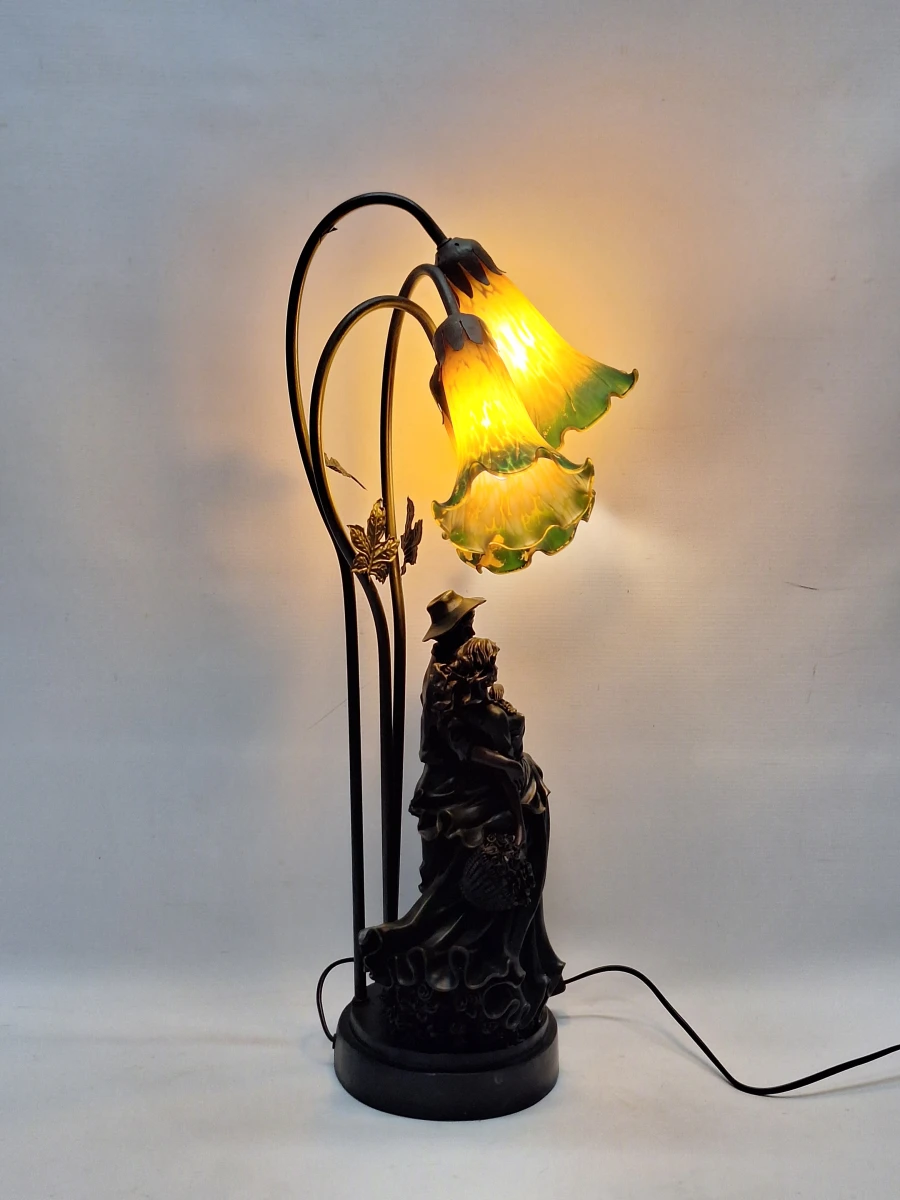 Romantische vintage tafellamp in Art Nouveau-stijl met drie glazen bloemkelken
