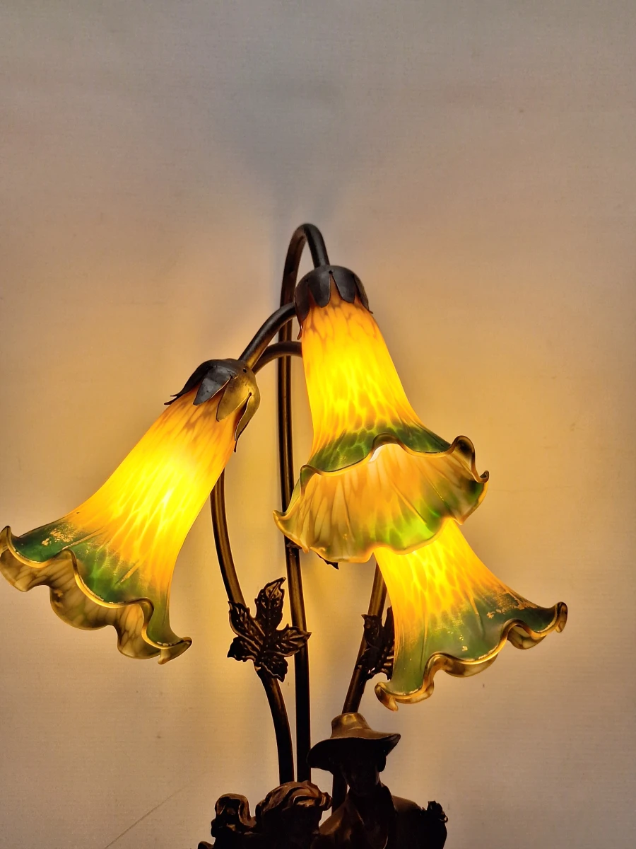 Romantische vintage tafellamp in Art Nouveau-stijl met drie glazen bloemkelken