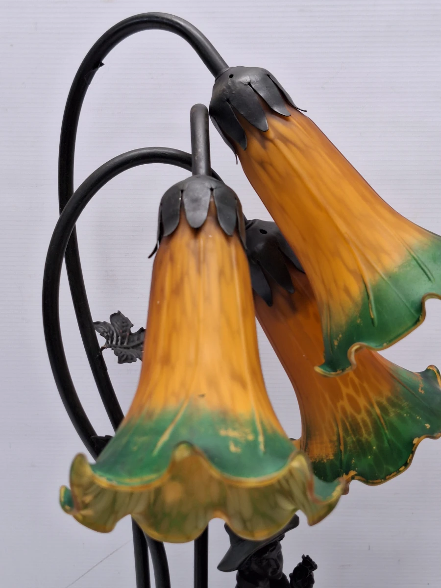 Romantische vintage tafellamp in Art Nouveau-stijl met drie glazen bloemkelken