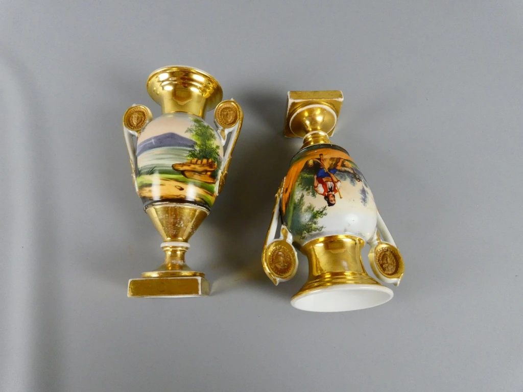 Set van 2 decoratieve vazen met goudkleurige accenten