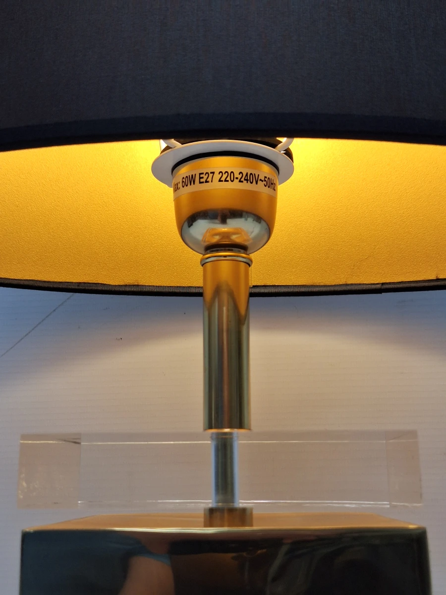 Elegante vintage tafellamp in Hollywood Regency stijl – Messing, plexiglas & Tijdloze Klasse