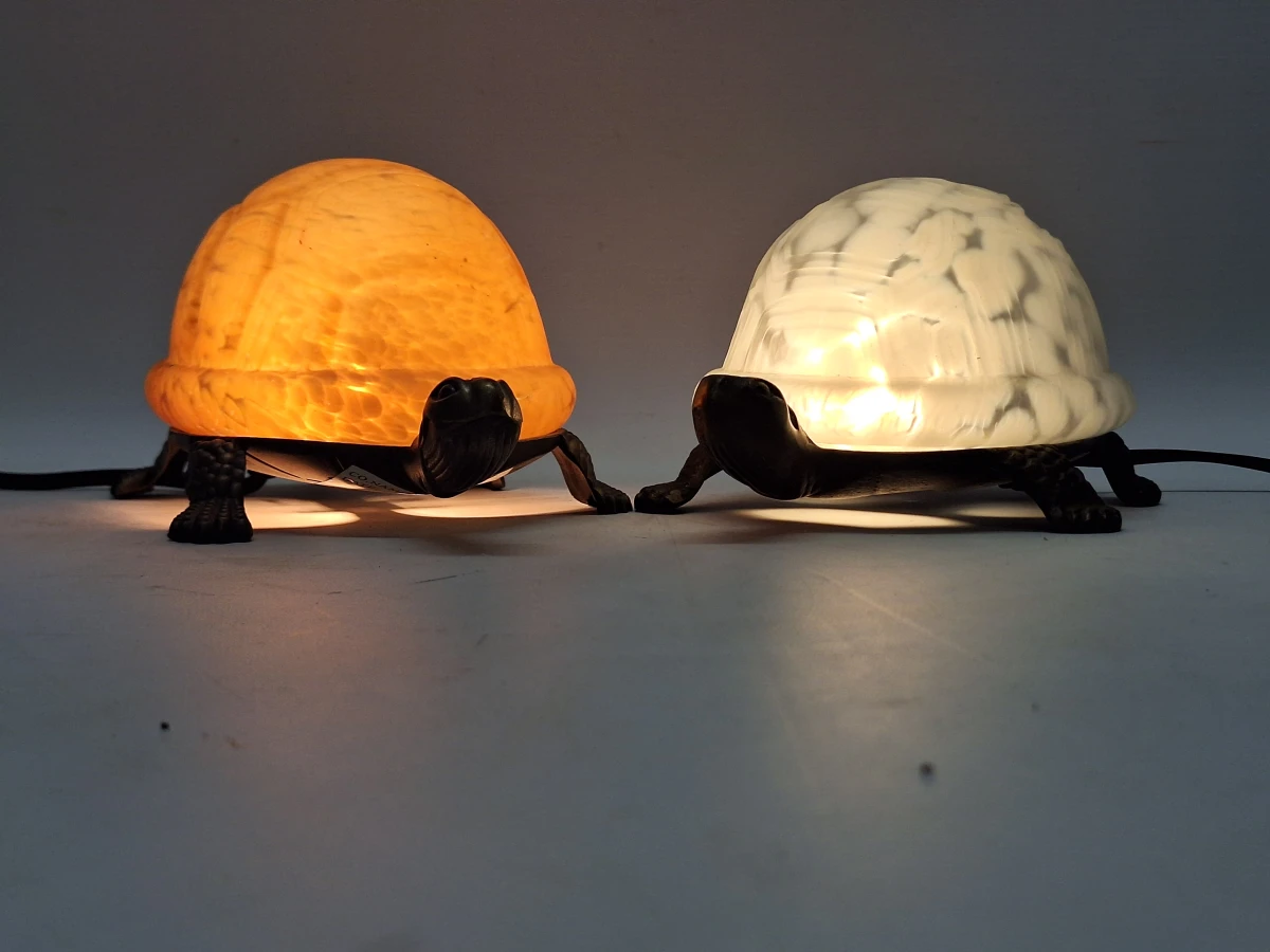 Set van 2 decoratieve schildpadlampen - bronzen basis met reliëfglazen schild (amber & wit)