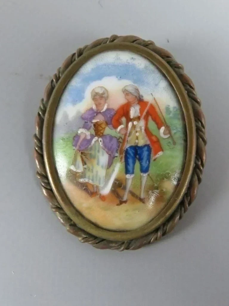 Antieke Limoges porseleinen broche met galante scène (4.5 x 5.5 cm)