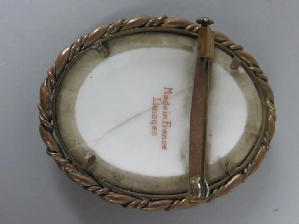 Antieke Limoges porseleinen broche met galante scène (4.5 x 5.5 cm)