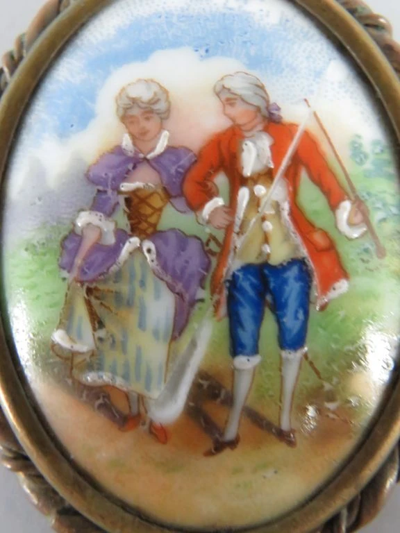 Antieke Limoges porseleinen broche met galante scène (4.5 x 5.5 cm)