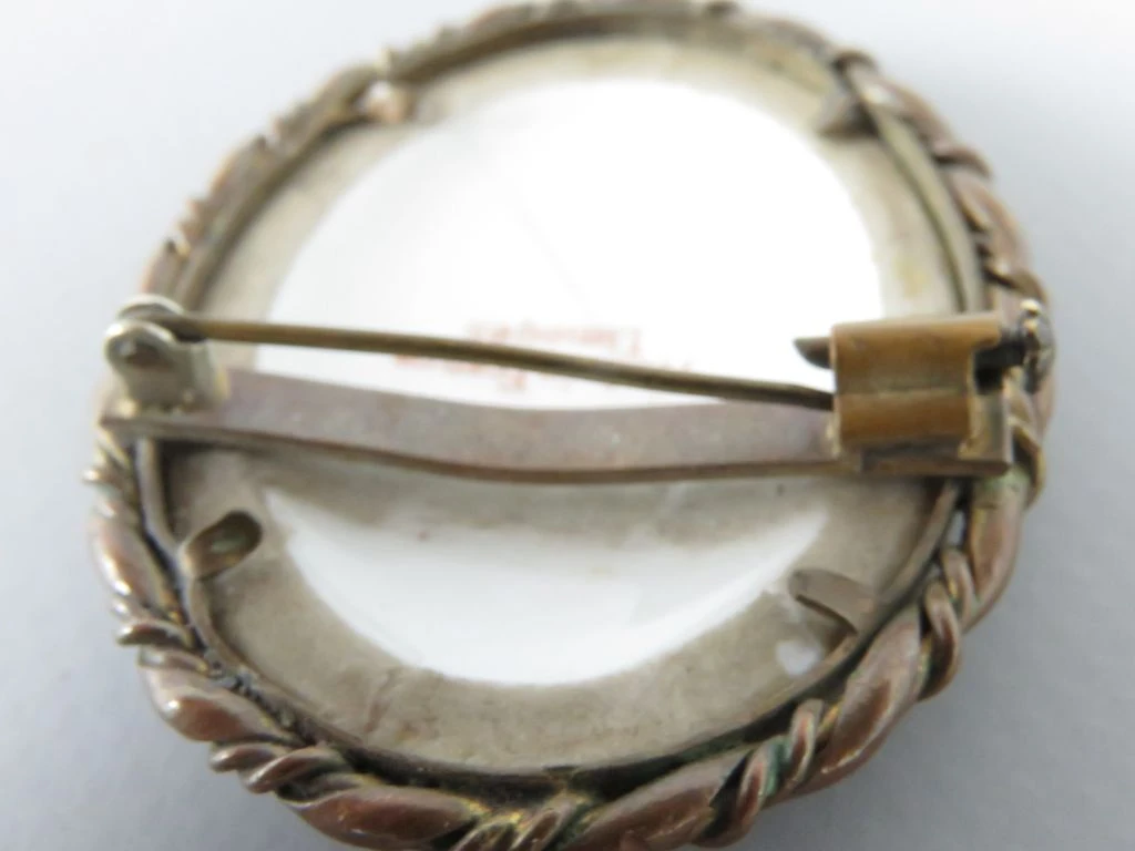 Antieke Limoges porseleinen broche met galante scène (4.5 x 5.5 cm)