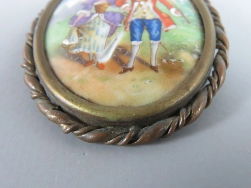 Antieke Limoges porseleinen broche met galante scène (4.5 x 5.5 cm)