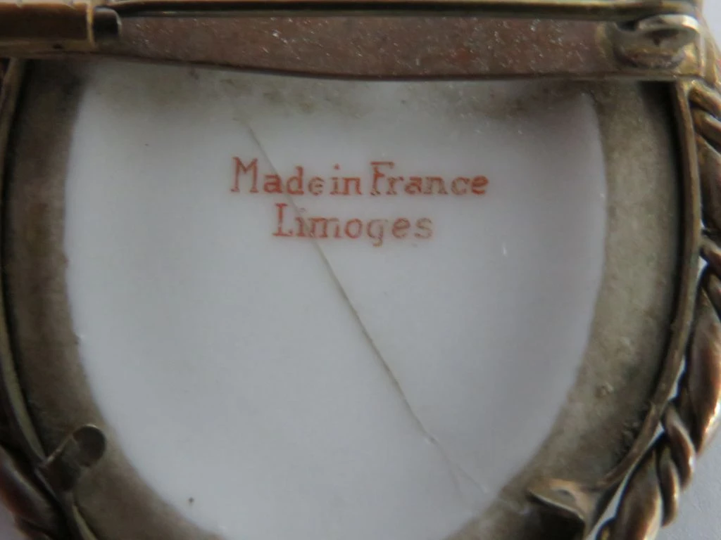 Antieke Limoges porseleinen broche met galante scène (4.5 x 5.5 cm)