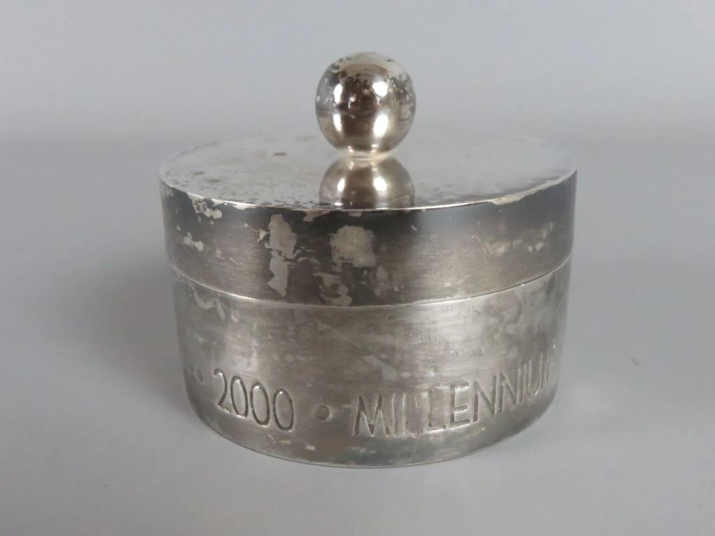 Verzilverde Millennium Geurkaars in Doosje