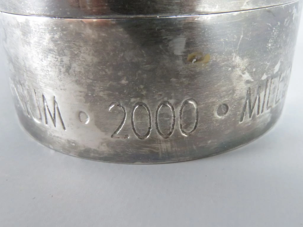 Verzilverde Millennium Geurkaars in Doosje