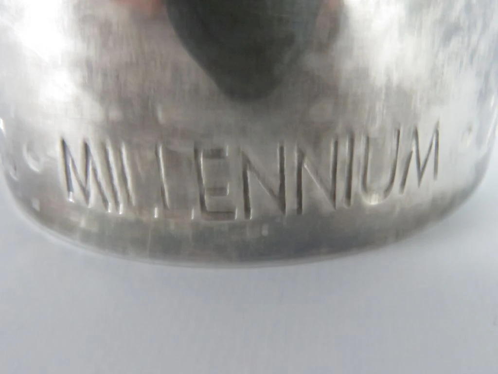 Verzilverde Millennium Geurkaars in Doosje