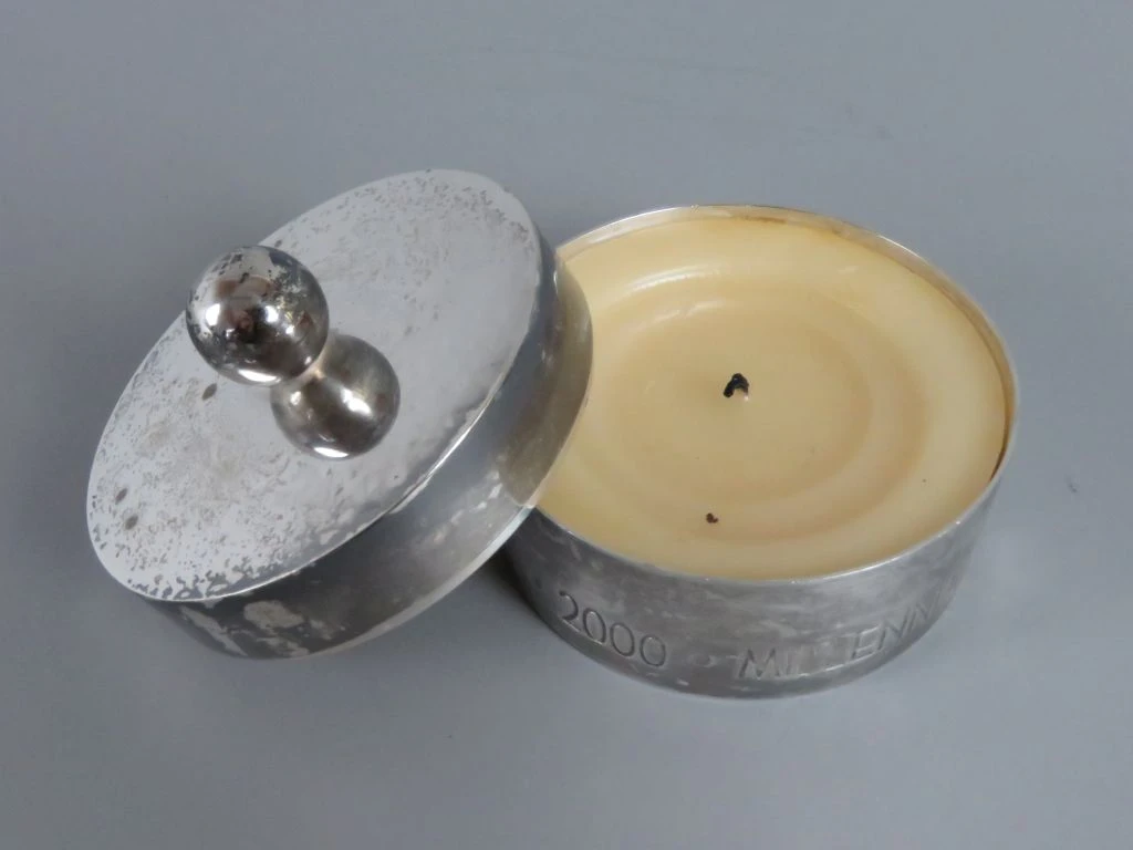 Verzilverde Millennium Geurkaars in Doosje