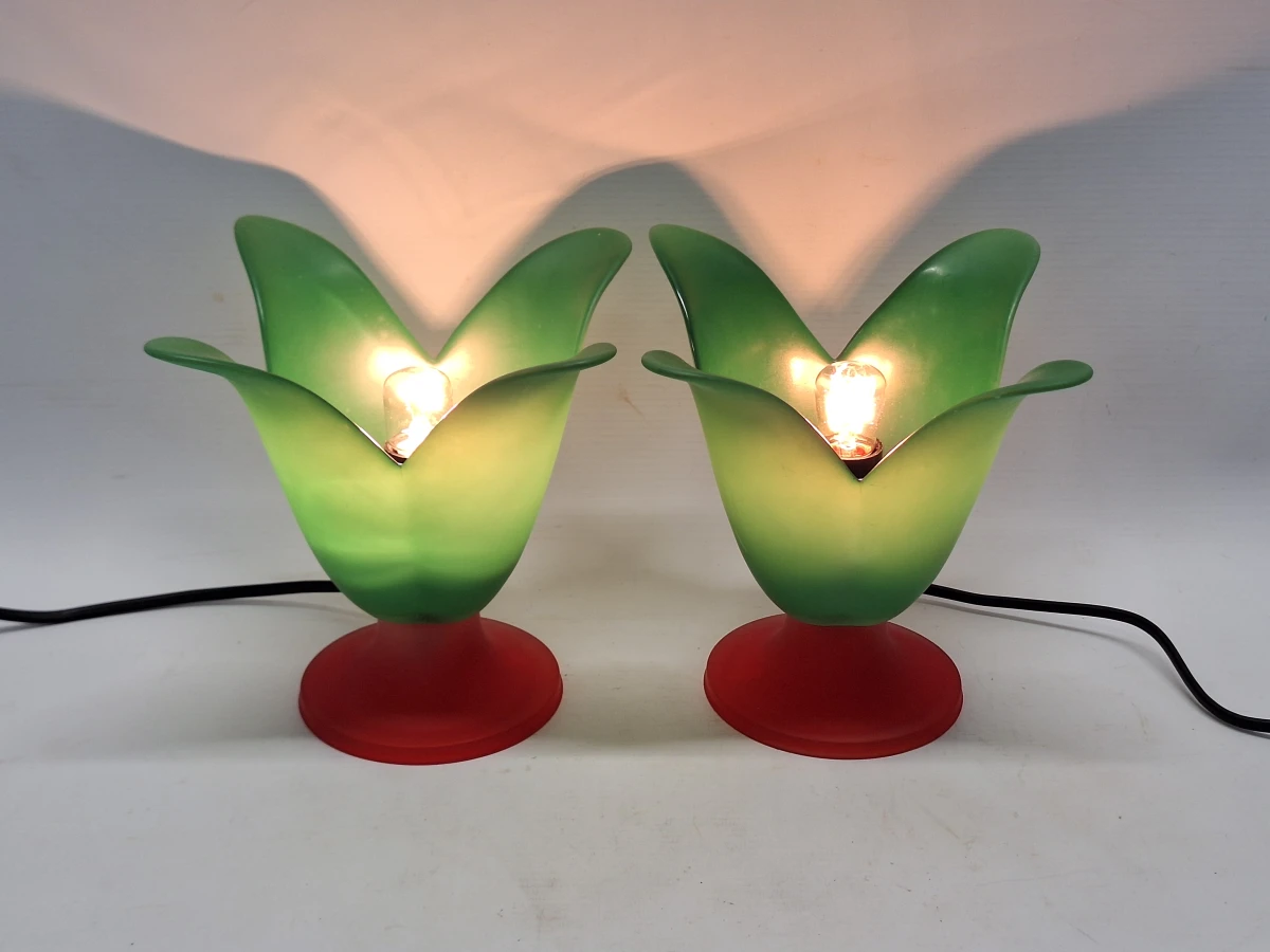 Set van 2 vintage Van De Heg tafellampen - Speels bloemdesign in Groen & Rood glas