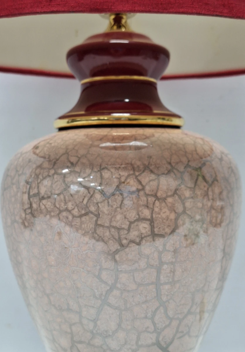 Vintage keramische tafellamp met bordeauxrode accenten en rode lampenkap