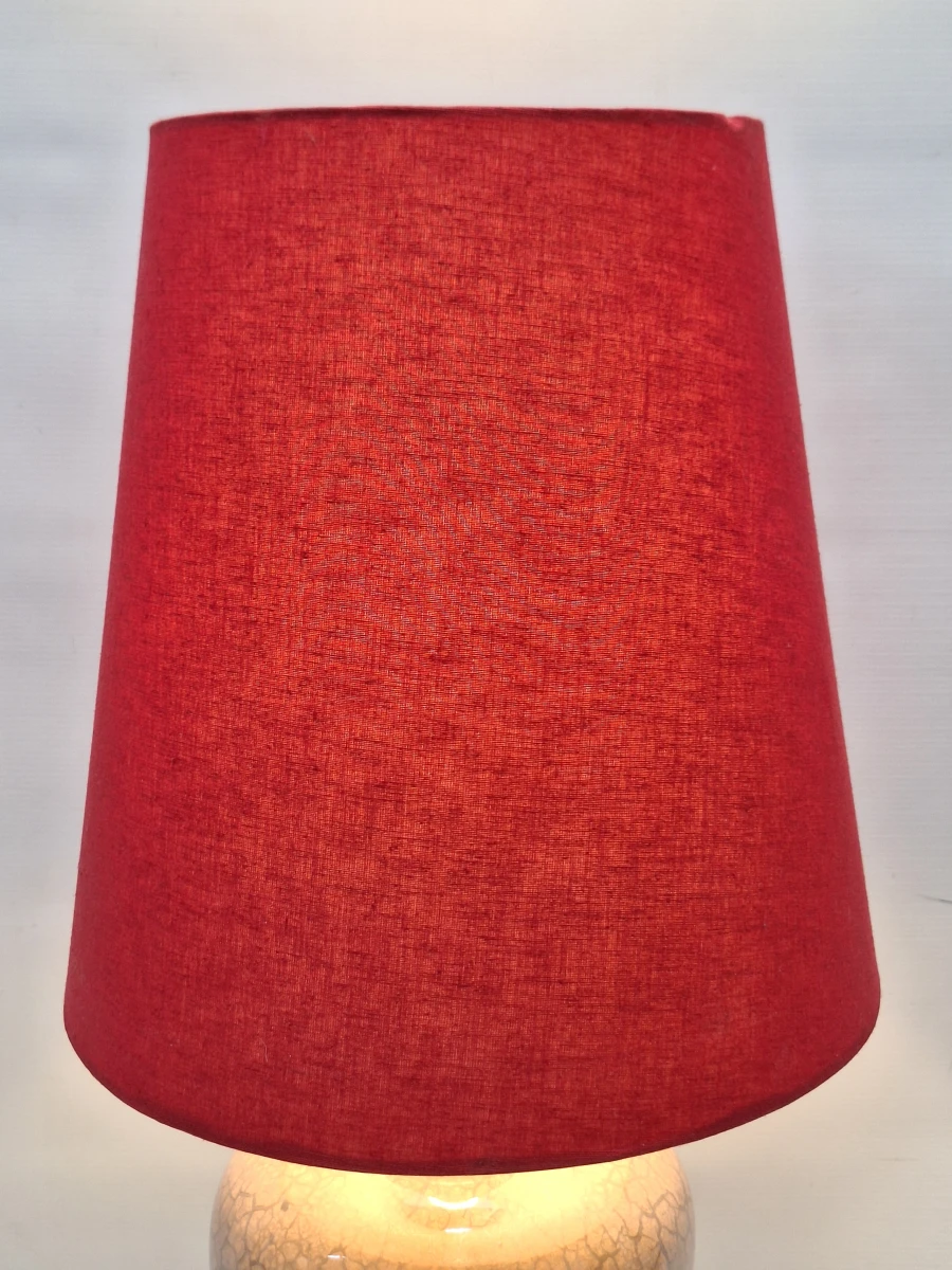 Vintage keramische tafellamp met bordeauxrode accenten en rode lampenkap