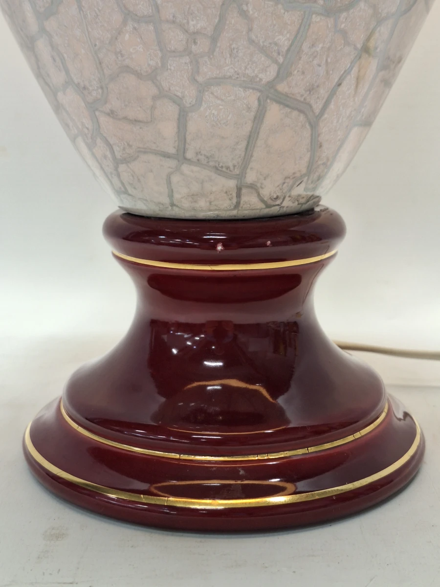 Vintage keramische tafellamp met bordeauxrode accenten en rode lampenkap
