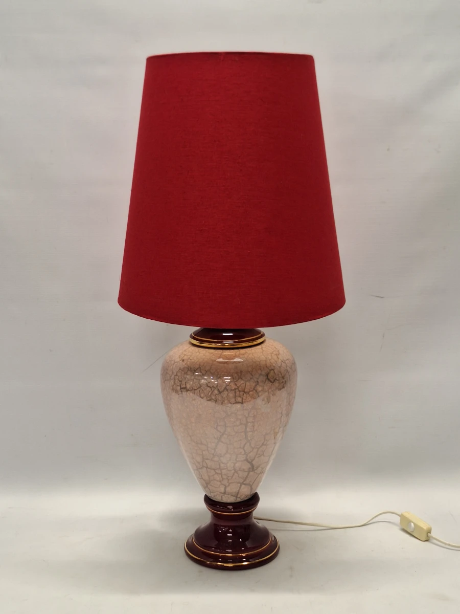 Vintage keramische tafellamp met bordeauxrode accenten en rode lampenkap