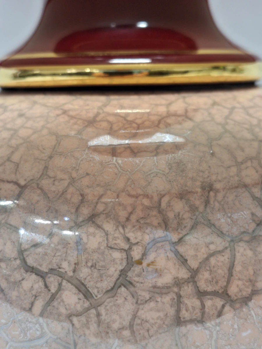 Vintage keramische tafellamp met bordeauxrode accenten en rode lampenkap