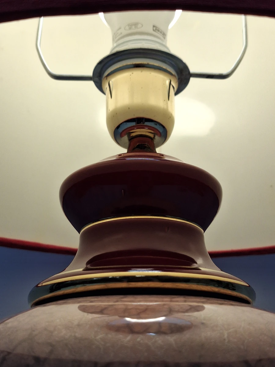 Vintage keramische tafellamp met bordeauxrode accenten en rode lampenkap
